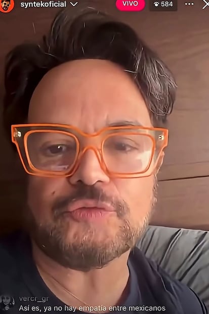 Aleks Syntek en su live (Vía: Redes)
