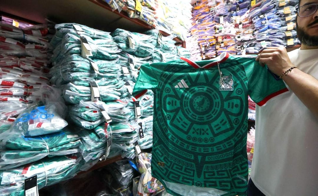 Foto: Cuartoscuro (Así es el mercado de playeras clonadas del Mundial que autoridades de la CDMX buscan frenar)