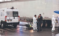 De camino al trabajo, Brisa cayó de la moto tras un choque y terminó bajo un tráiler