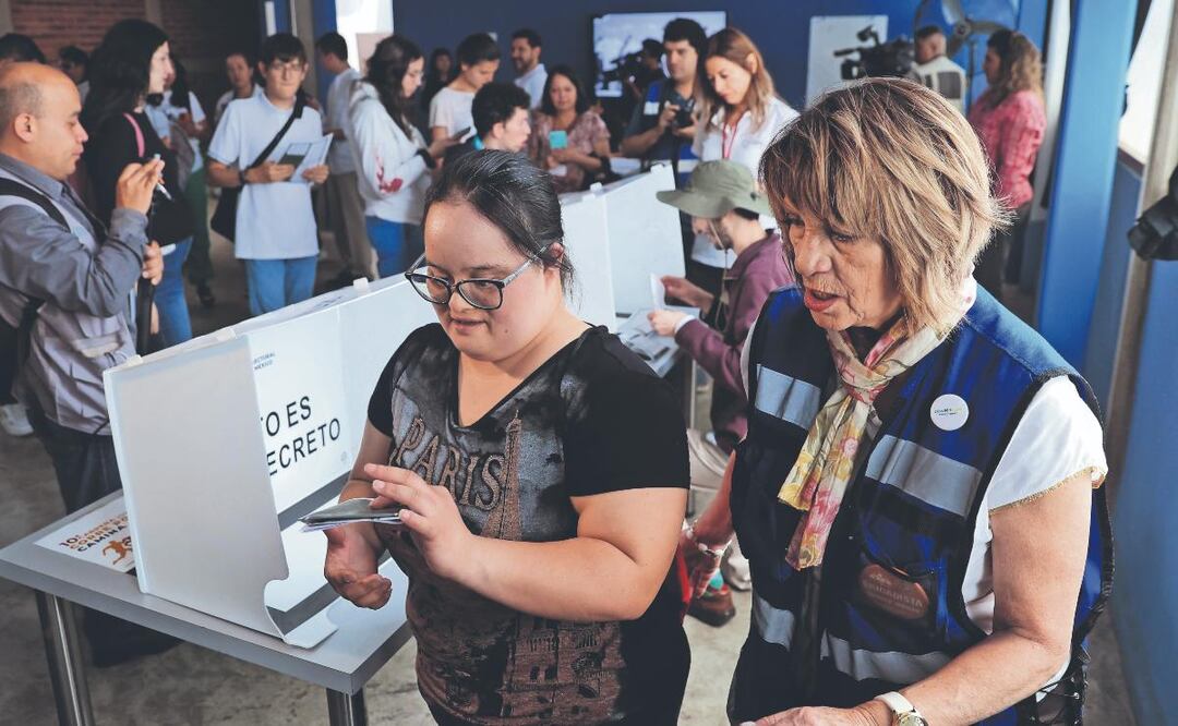 Realizan simulacro de votación para personas con discapacidad, en CDMX