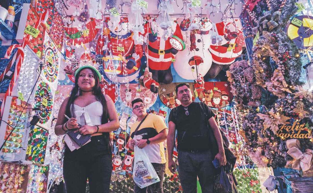 Ya Llegó la Navidad: Adornos y Piñatas Inundan Tiendas y Mercados en CDMX