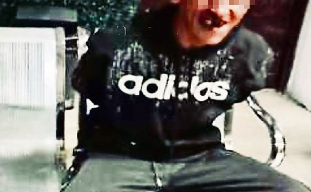 Apalean a sujeto que estaba golpeando a su esposa y ni así se le borró la sonrisa