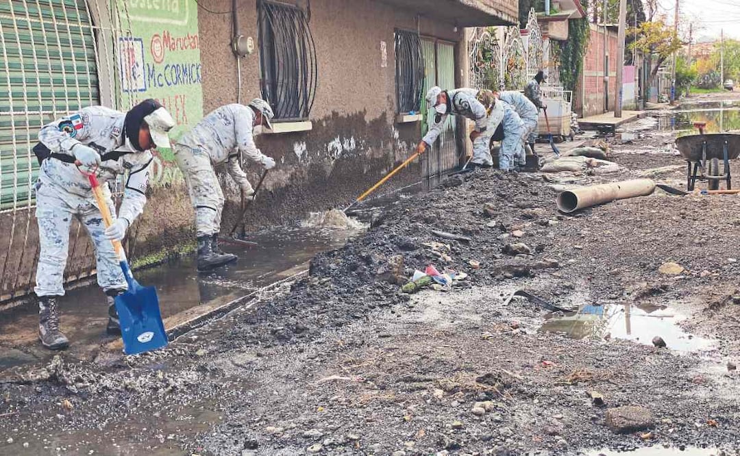 Vecinos de Chalco ya no están inundados, pero aún nadan en lodazal