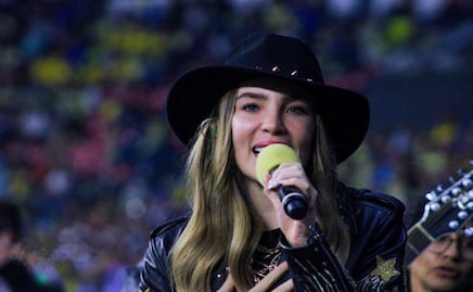 Belinda es captada pidiéndole una foto a un modelo tapatío: "quiero una foto con el guapo"