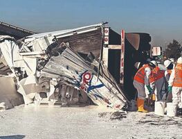 Habitantes en Ecatepec roban botes de pintura tras accidente de tráiler