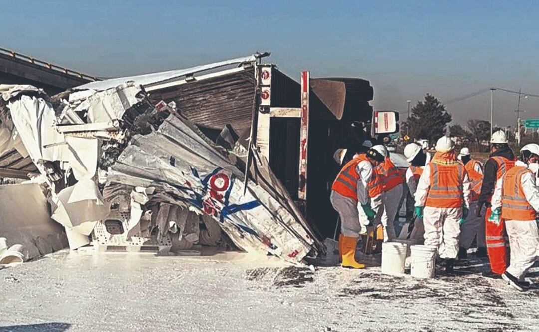 Foto: Especiales (Habitantes en Ecatepec roban botes de pintura tras accidente de tráiler )