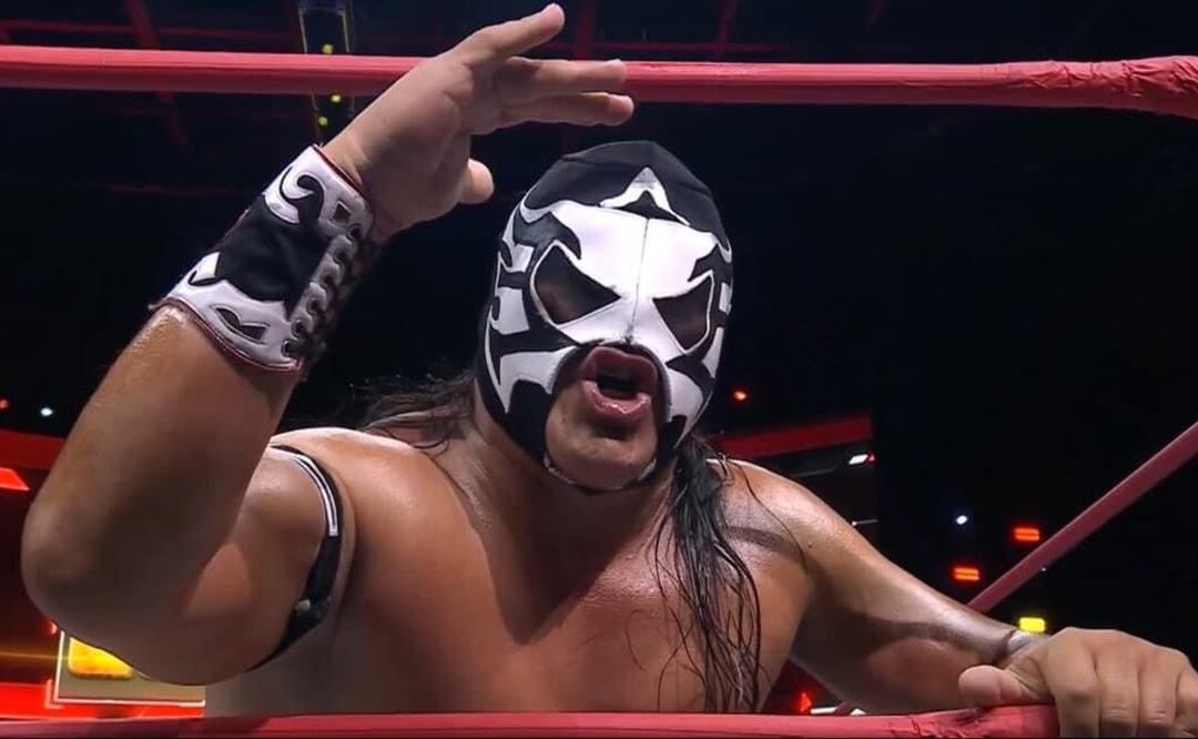 Critican a Último Guerrero por máscara que usó en Estados Unidos y él les calla la boca