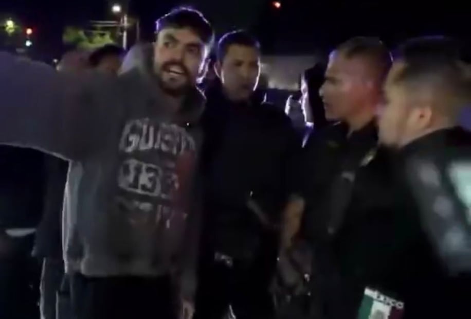 Adriano Zendejas frente a la policía (Vía: X)