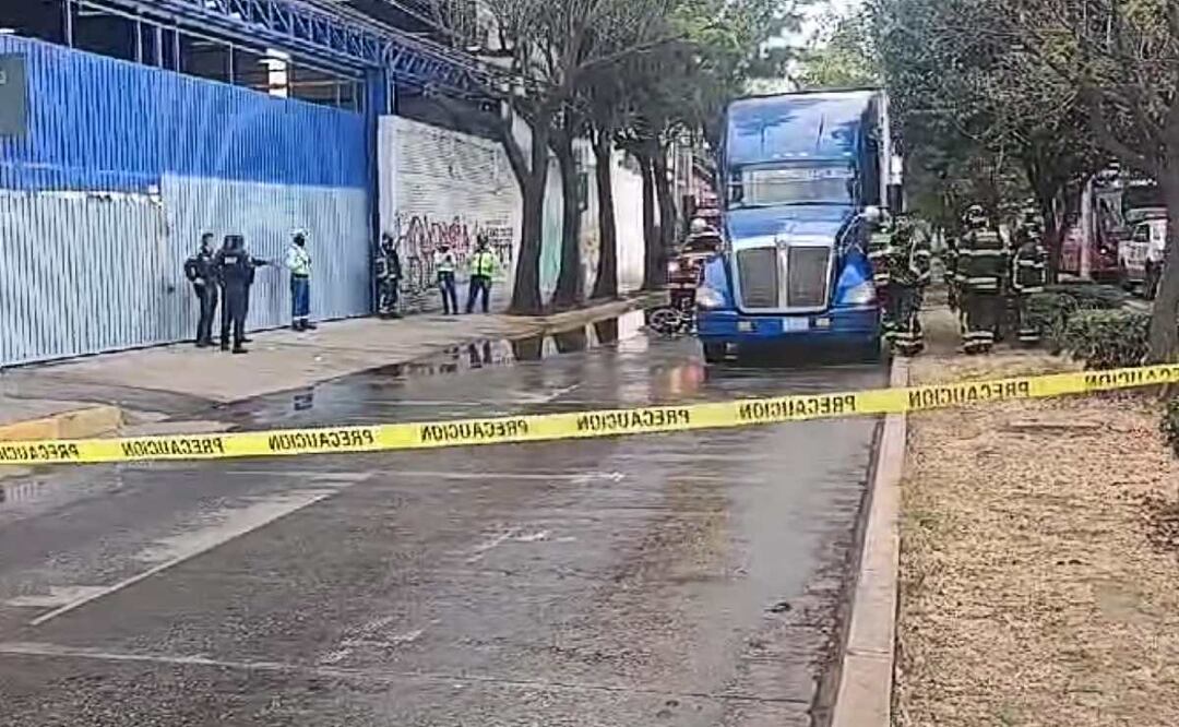 Tráiler se lleva la vida de motociclista en Calzada Vallejo de la GAM