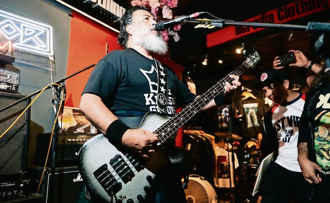 Miky Huidrobo da un íntimo concierto en la tienda de accesorios musicales Kings of Groove, en Coyoacán. Foto: Cortesía