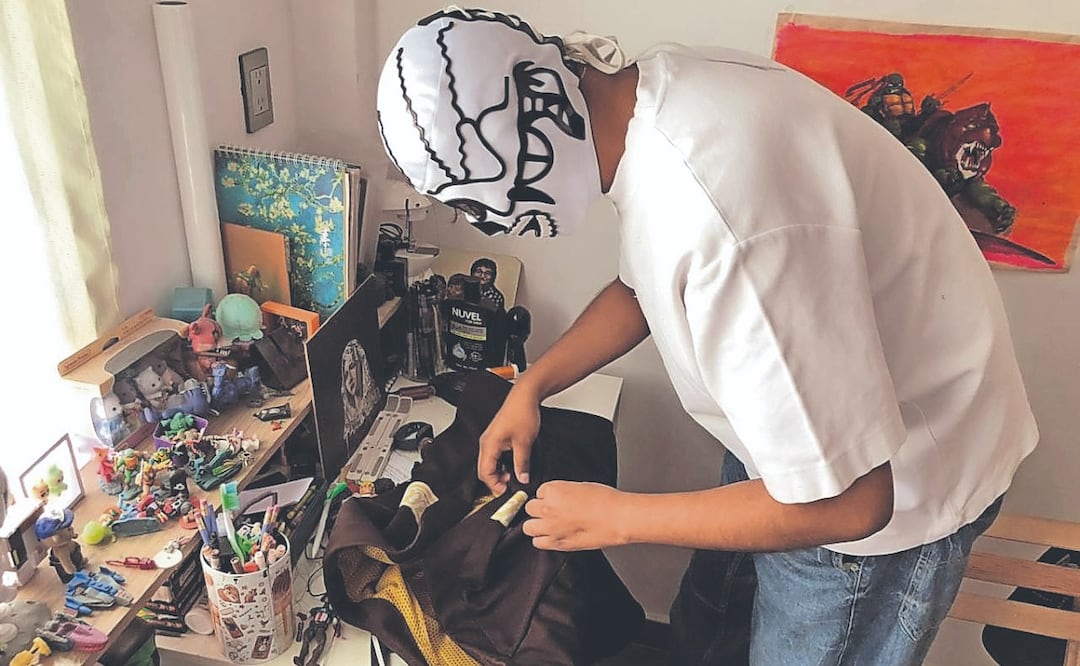 El diseñador mexicano que viste a luchadores y creó un jersey para Bad Bunny
Imagen: SERGIO TREJO. EL GRÁFICO