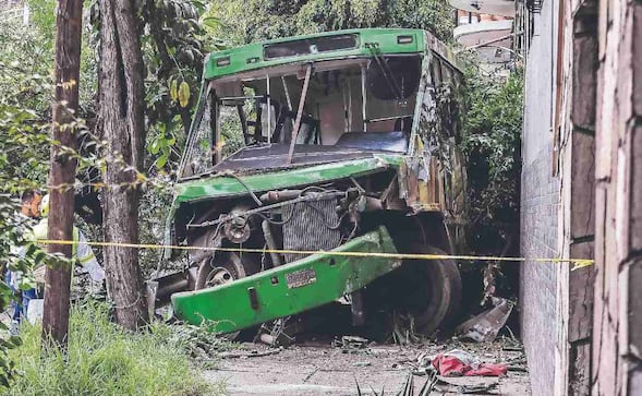 ¿Echaba carreritas? Camión se trepa a banqueta, embiste a peatón y lo mata, en la Benito Juárez