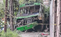 ¿Echaba carreritas? Camión se trepa a banqueta, embiste a peatón y lo mata, en la Benito Juárez