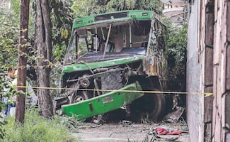 ¿Echaba carreritas? Camión se trepa a banqueta, embiste a peatón y lo mata, en la Benito Juárez