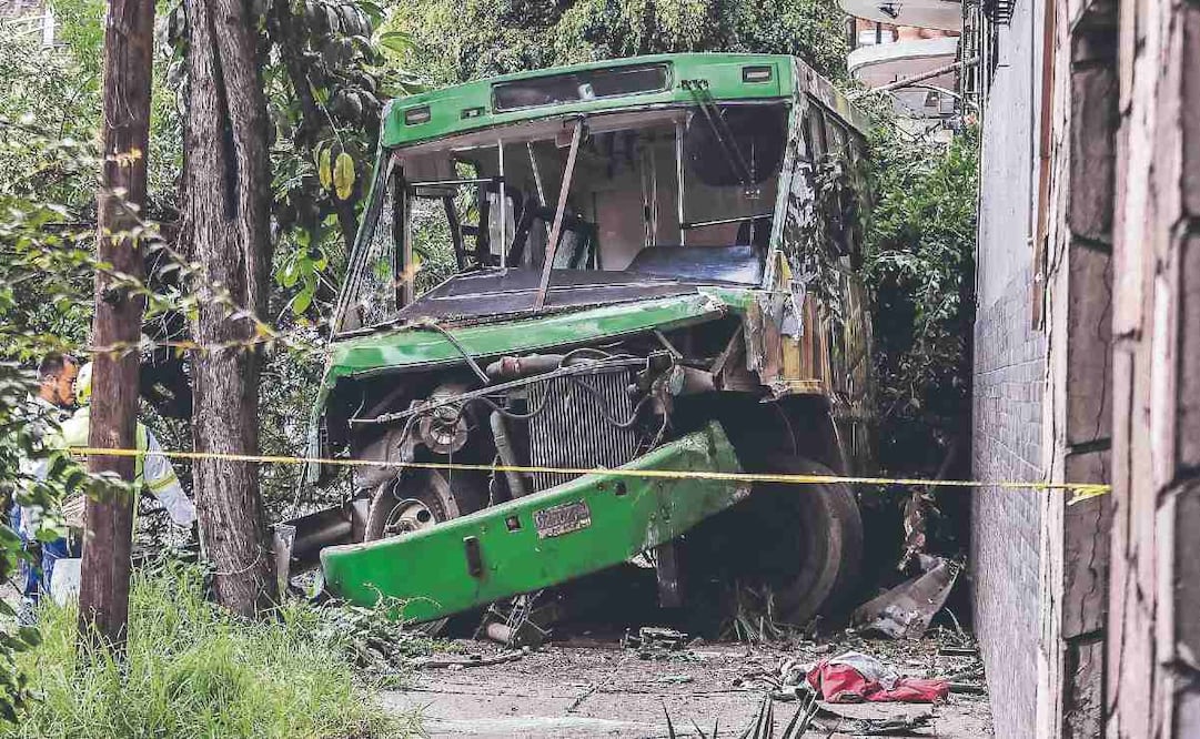 Camión de pasajeros se sube a banqueta y mata a peatón. Foto: (Osmar Alvarado)