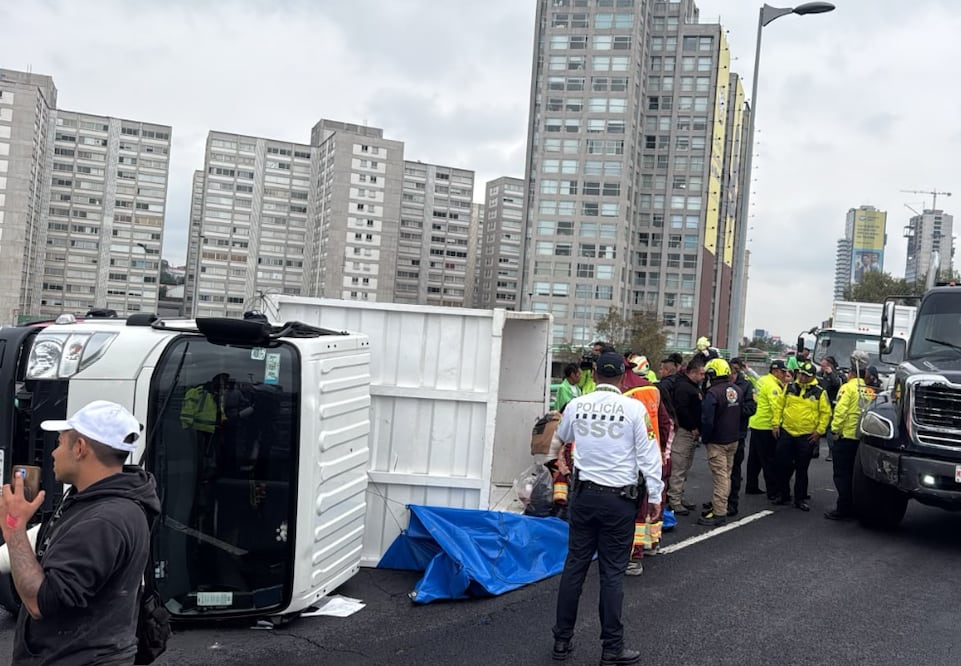 ¡A centímetros de la muerte! Chofer evita que 19 trabajadores caigan del Periférico (Foto: Especial)