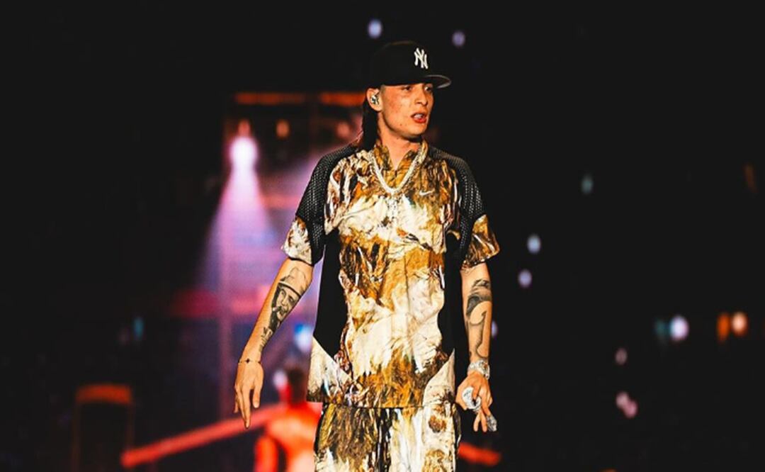 Peso Pluma ¿ya perdió el piso? Lo captan echándole agua en la cara a un fan en concierto