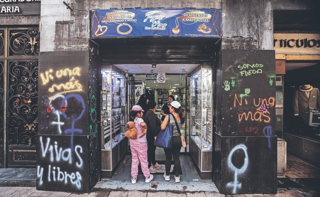 Marchas en CDMX: negocios cierran y reportan daños en el Centro Histórico
Imagen: GABRIEL PANO. EL GRÁFICO