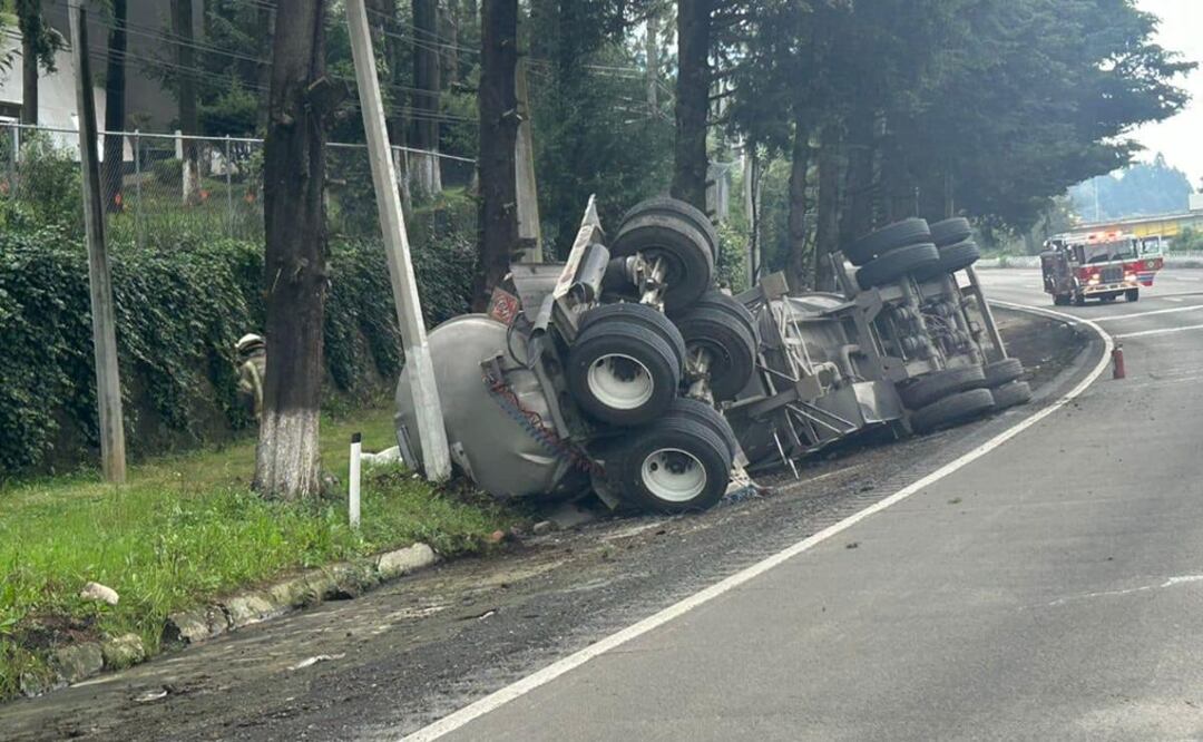 Cerrada la autopista México - Toluca por volcadura de pipa con combustible, rutas alternas