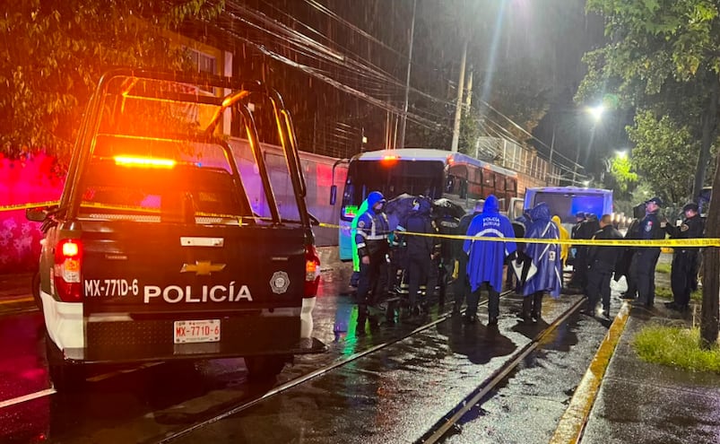 La lluvia lo hizo caer y un microbús lo arrolló hasta quitarle la vida, en Tlalpan