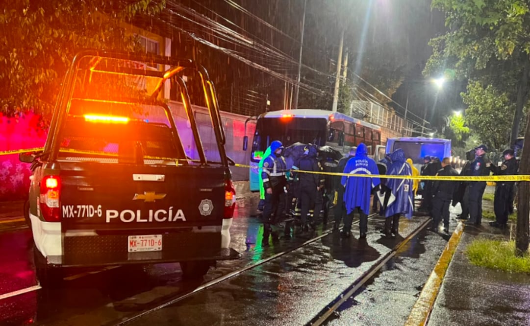La lluvia lo hizo caer y un microbús lo arrolló hasta quitarle la vida, en Tlalpan (Foto: Osmar Alvarado)