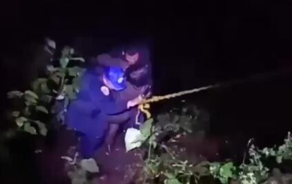 Rescatan a pareja atrapada 15 horas en barranca del Desierto de los Leones