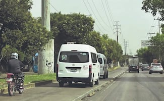 ¡Les vale! Pese a cámaras y multas, todo mundo invade el carril exclusivo del Mexibús