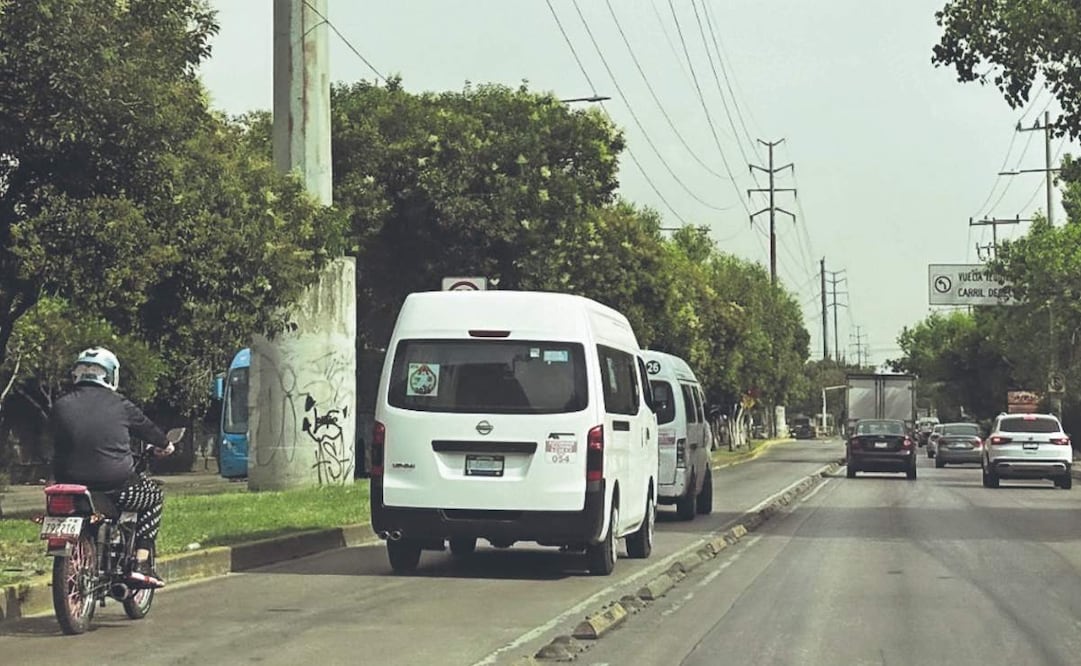 ¡Les vale! Pese a cámaras y multas, todo mundo invade el carril exclusivo del Mexibús (Foto: Arturo Contreras)