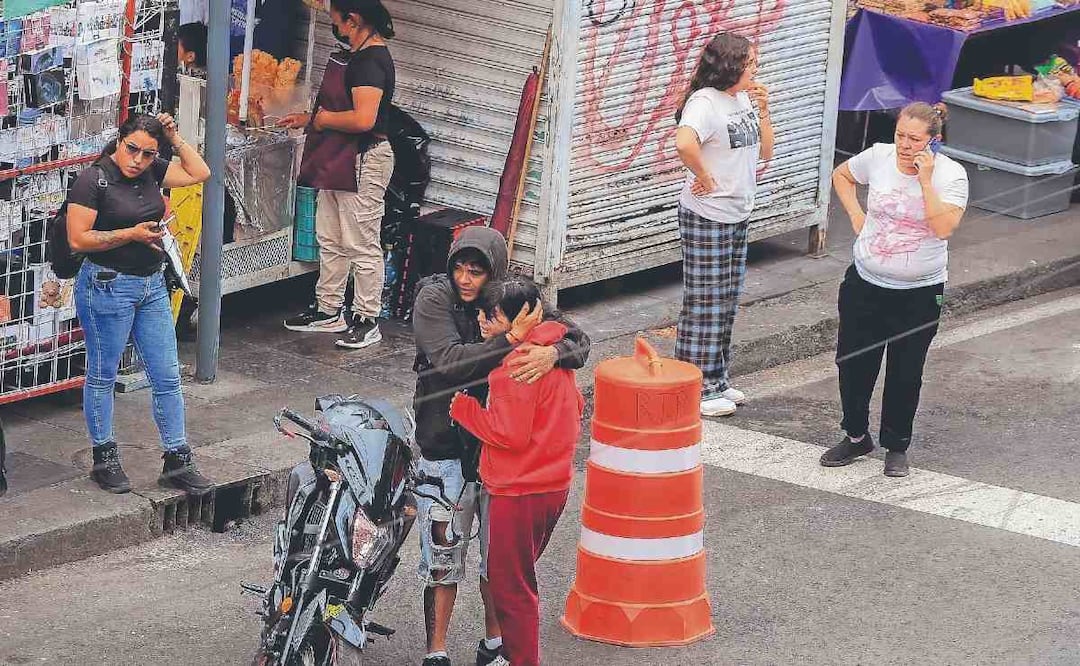 A hombre se le para... el corazón y se desploma en plena calle del Centro Histórico de la CDMX. Foto: (Osmar Alvarado)