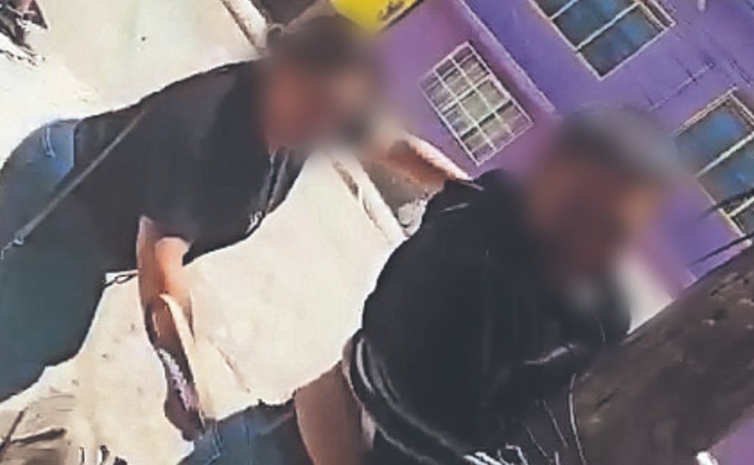 "¡Ya me tienes hasta la madre!" Mujer pide amarrar a su hijo a un poste y lo castiga por ladrón, en Neza (Foto: Especial)