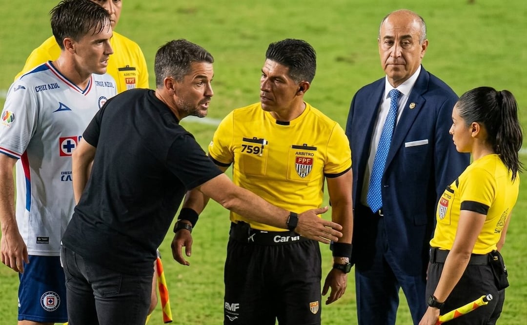 Imagen: Captura de pantalla (VIDEO: Larcamón es dejado con la mano estirada por parte de la arbitra Karen Díaz ¿Cuál fue el motivo?)