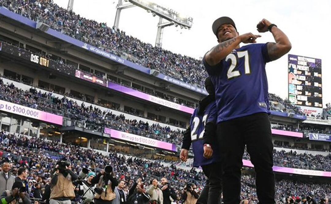 Homenajean a excorredor de la NFL a diez años de terminar su carrera por violencia doméstica