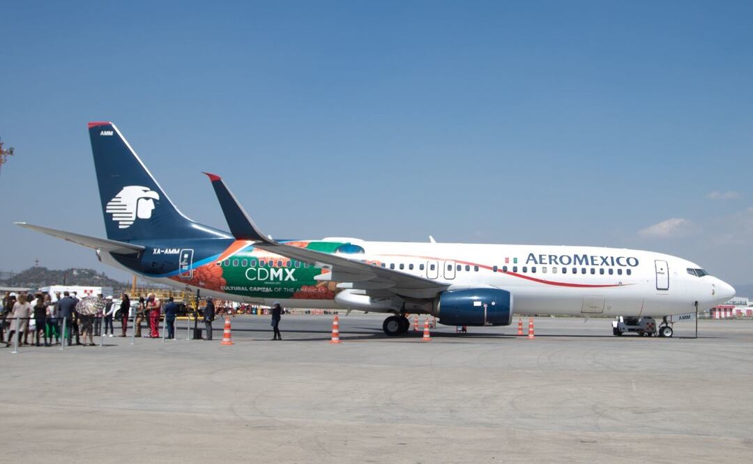 Pasajero abre puerta de avión, se sube al ala de éste en el AICM y las redes explotan