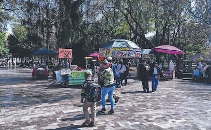 Solo comida y pocos puestos: así volvió el comercio informal a la Alameda