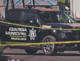 ¡Testigos horrorizados! Tráiler arrastra a mujer tras accidente en moto