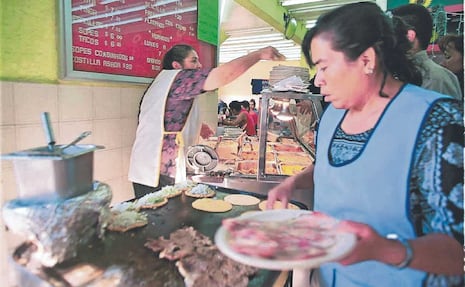 Con la gentrificación cafeterías y tiendas de lujo desplazan a fondas y negocios de barrio en la CDMX