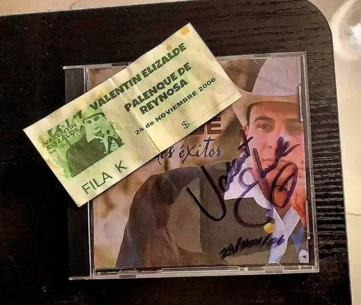 Autógrafo de Valentín Elizalde y boleto de su última presentación (Foto: Instagram)