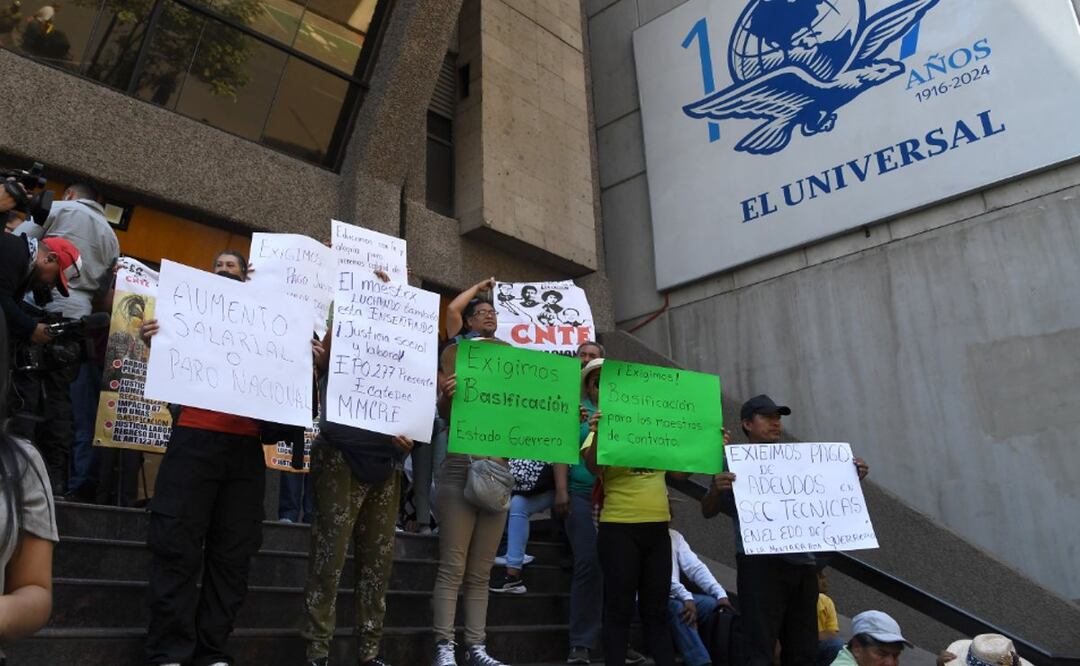 Maestros bloquean entrada de El Universal para exigir solución a sus demandas