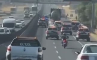 Persecución de película en la México-Pachuca: roban tráiler pipa y huyen a toda velocidad