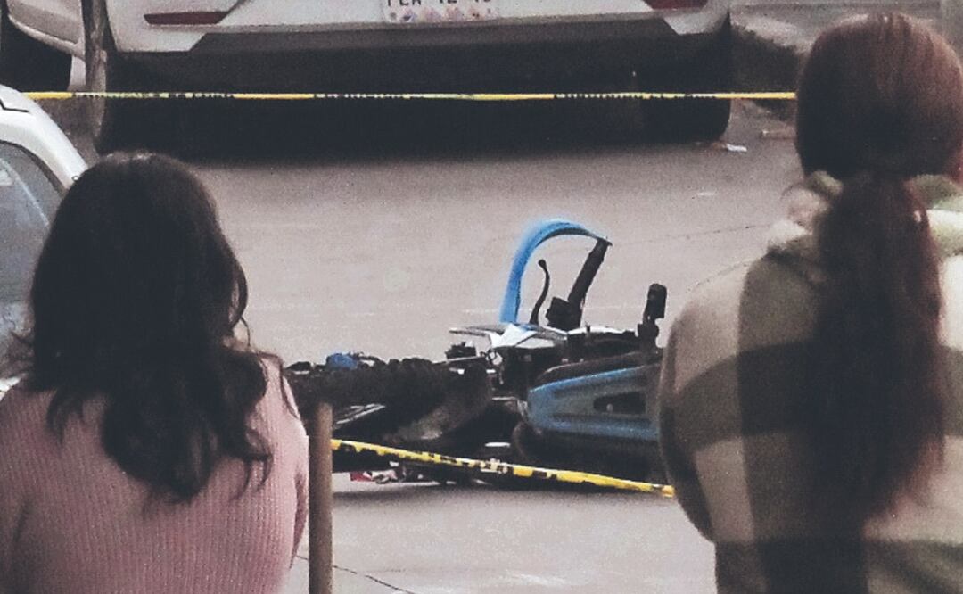 Hacer piruetas sin casco le cuesta la vida a biker, mujer copiloto termina en el hospital