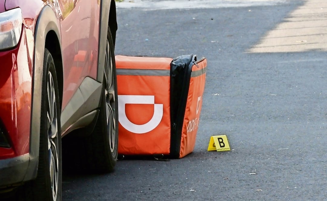 Un hombre de aproximadamente 30 años que viajaba en bicicleta y portaba una mochila de repartidor, murió tras ser atacado a balazos en la esquina de las calles Pingüino y Aleta, en la colonia Del Mar Sur, alcaldía Tláhuac. Foto: Valente Rosas / EL GRÁFICO