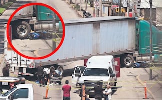 Motociclista se clava solito: Le quiso ganar el paso a tráiler y terminó muerto en Tultitlán