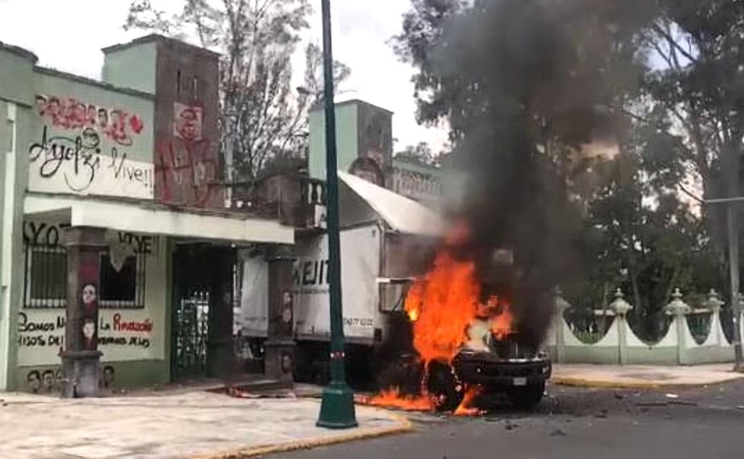 Imagen: Diego Simón (A 11 años de Ayotzinapa: Manifestantes impactan y queman un vehículo contra puerta de Campo Militar )