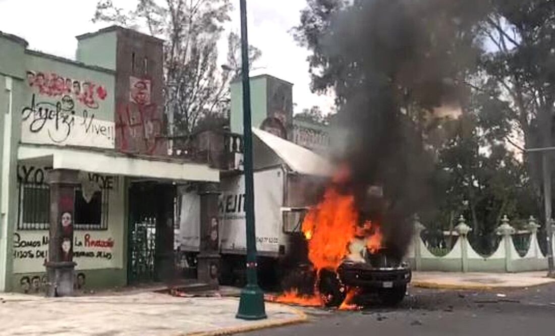 Imagen: Diego Simón (A 11 años de Ayotzinapa: Manifestantes impactan y queman un vehículo contra puerta de Campo Militar )