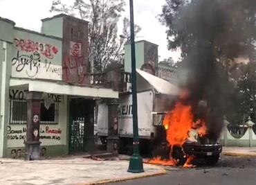 A 11 años de Ayotzinapa: Manifestantes impactan y queman un vehículo contra puerta de Campo Militar