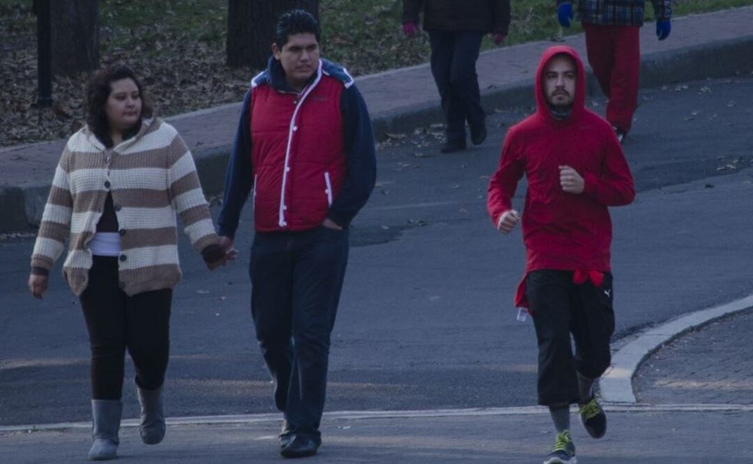 ¡Prepara el chaquetón! Frío en CDMX no detiene a deportistas, salen a correr bien forrados