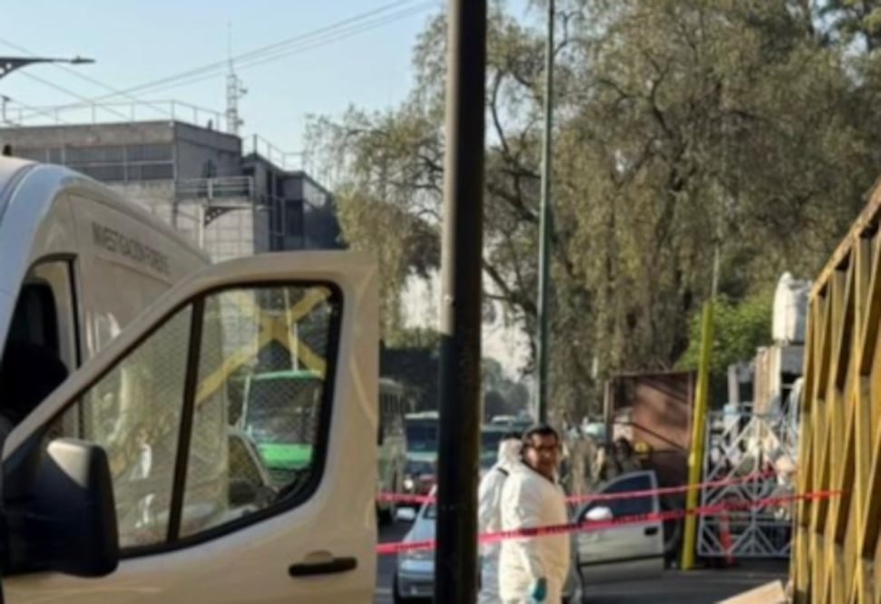 Se desploma frente a Indios Verdes y pierde la vida, testigos no pudieron hacer nada (Foto: Especial)