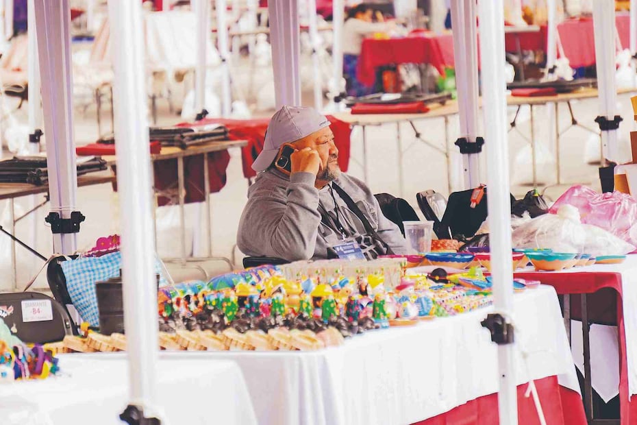 La romería de fin de año se instala en el Zócalo: Artesanos inician ventas tras el "no" a Reforma. Foto: (Osmar Alvarado. El Gráfico)