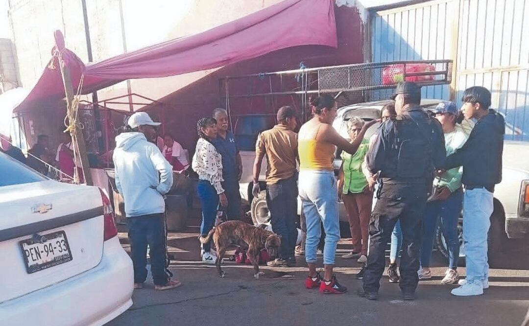 Le truenan las carnitas a un hombre en un tianguis de Valle de Chalco