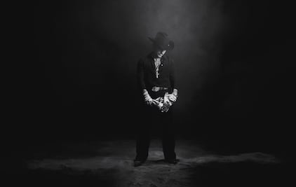 ¿Suggar Mommy? Christian Nodal besa a una fan mayor que él por accidente